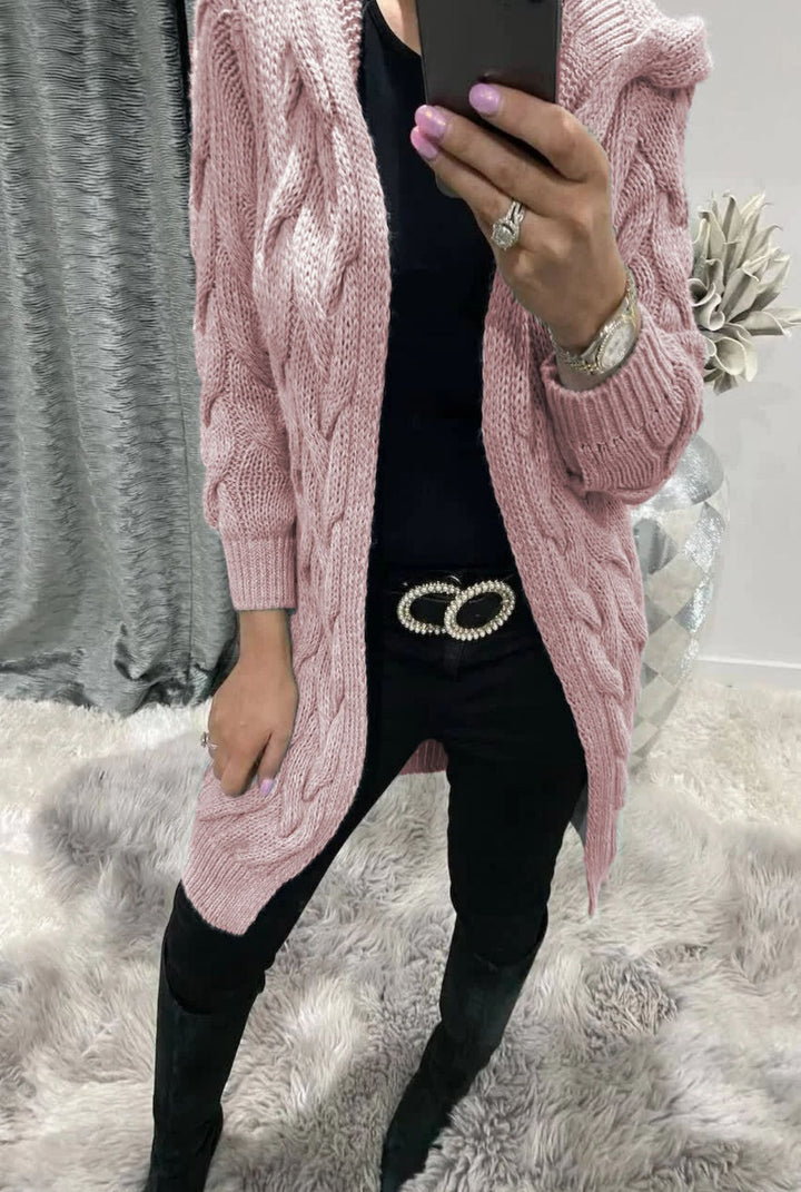 Kvindernes chunky strikket cardigan med nostalgisk cablestruktur og praktiske lommer Stilla