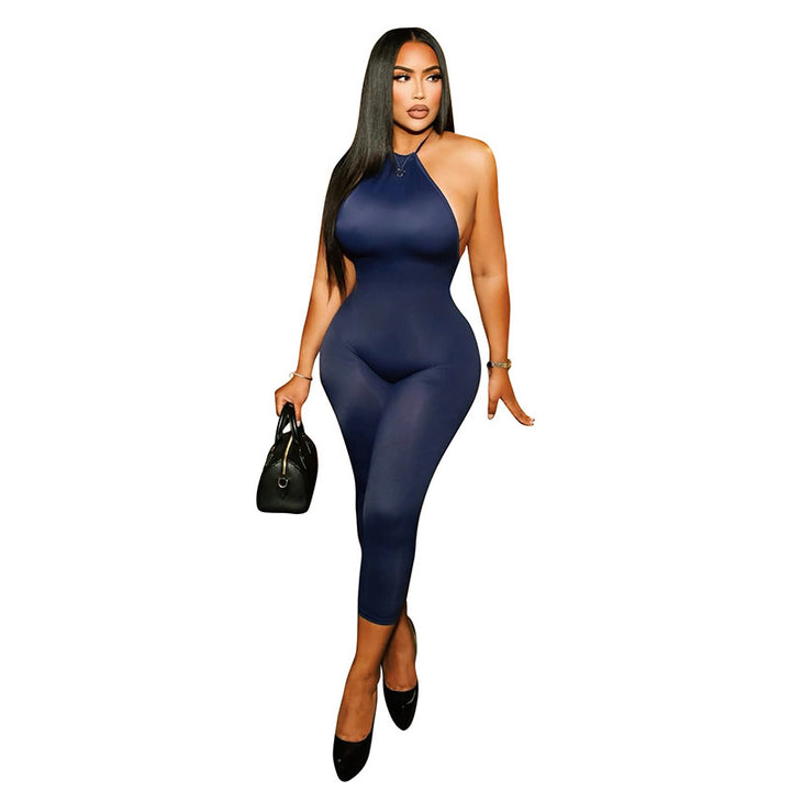 Dame Elegant og figurtilpasset jumpsuit med høj krave og diskret design Skovae