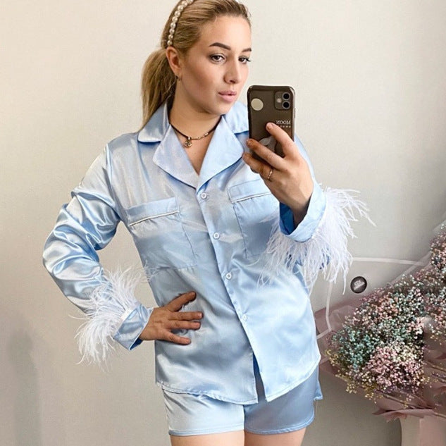 Dame Satin Pyjama-Sæt med fine fjerdetaljer og elegant snit Stilla