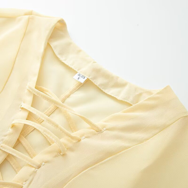 Damebluse med elegant snøring detalje og brede ærmer Stilla