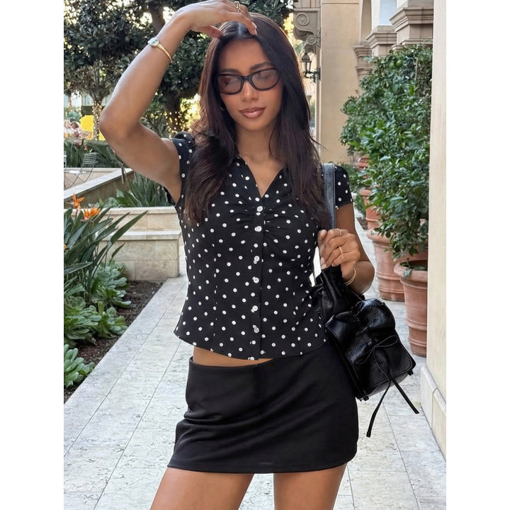 Damen Polka-Dot Bluse mit taillierter Passform und Rüschendetail Skovae