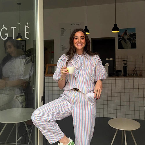 Dame bluse- og bukse-sæt med raffinerede ruffles detaljer Stilla