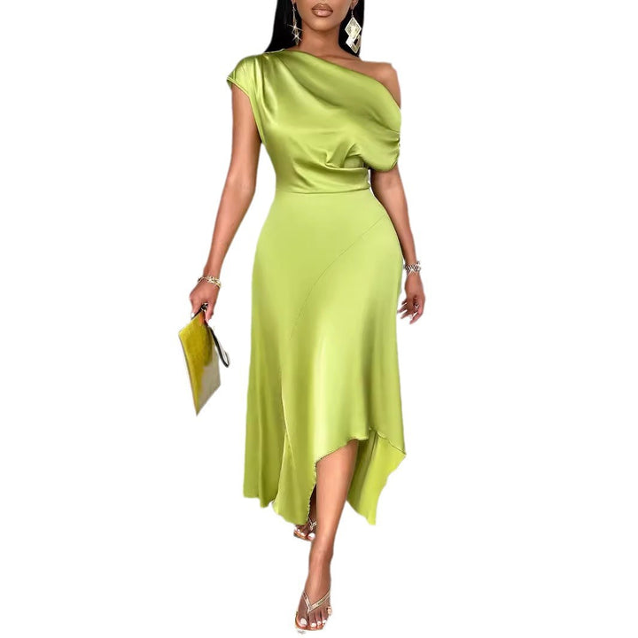 Dame asymmetrisk maxikjole med elegant one-shoulder design og flydende stof Stilla