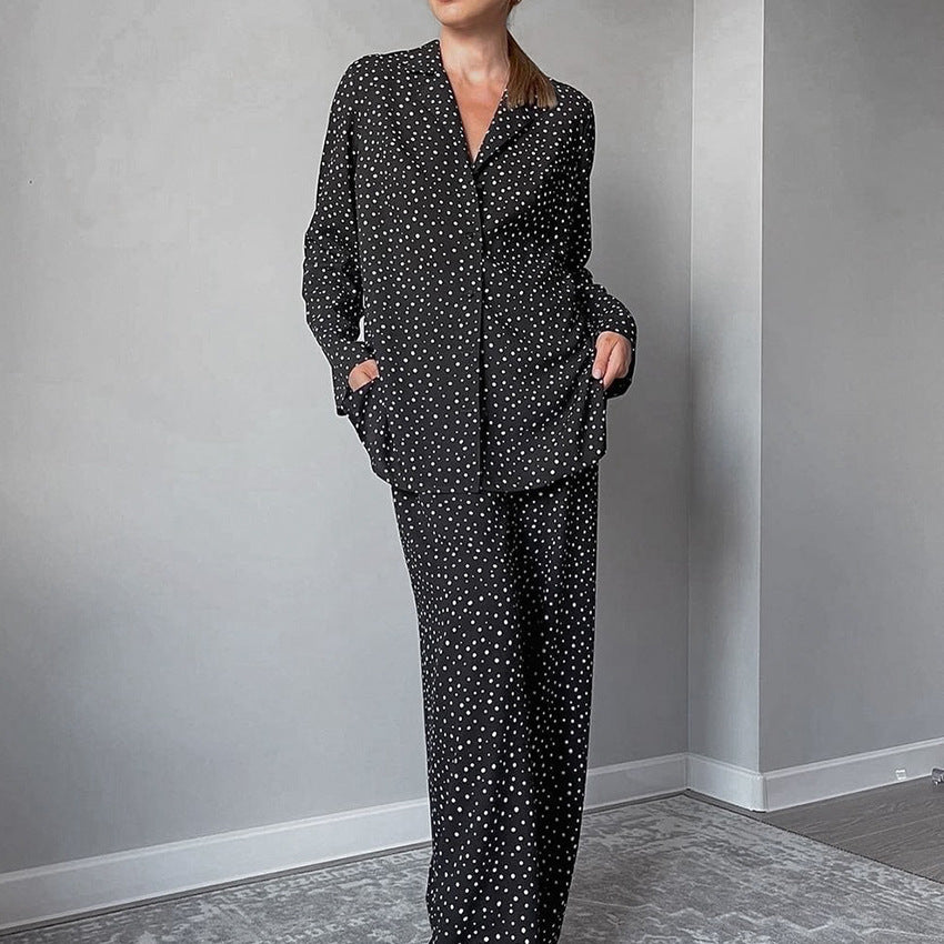 Dame komfortabelt pyjamasæt med moderne punktmønster og elegant knapliste Stilla