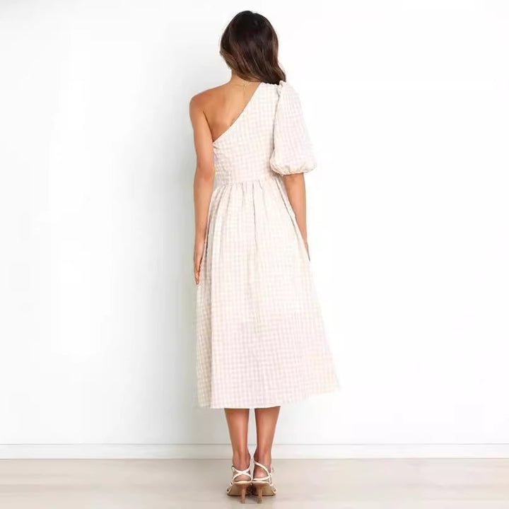Femme One-Shoulder Gingham Midi Kjole med Puffærme Detalje Stilla