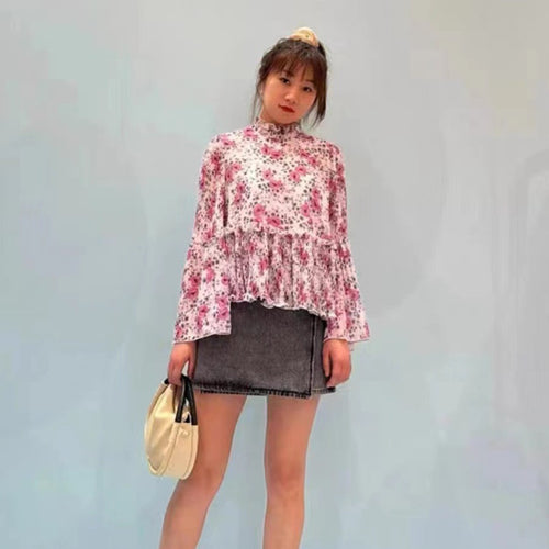 Damebluse med blomsterdesign og elegante plisséærmer Stilla