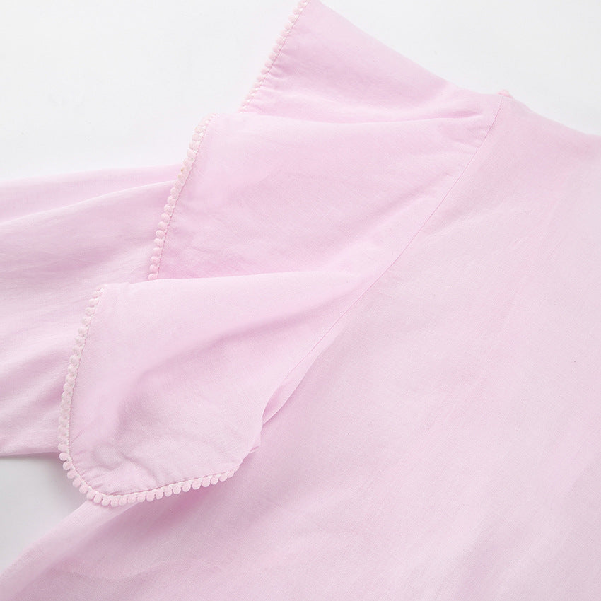Damebluse med voluminøse flæser og elegant ståkrave Stilla