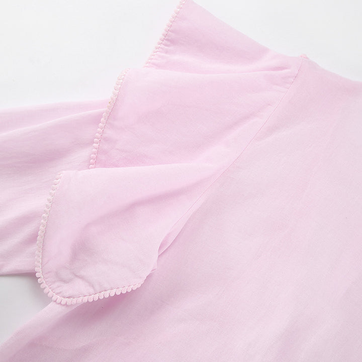 Damebluse med voluminøse flæser og elegant ståkrave Stilla