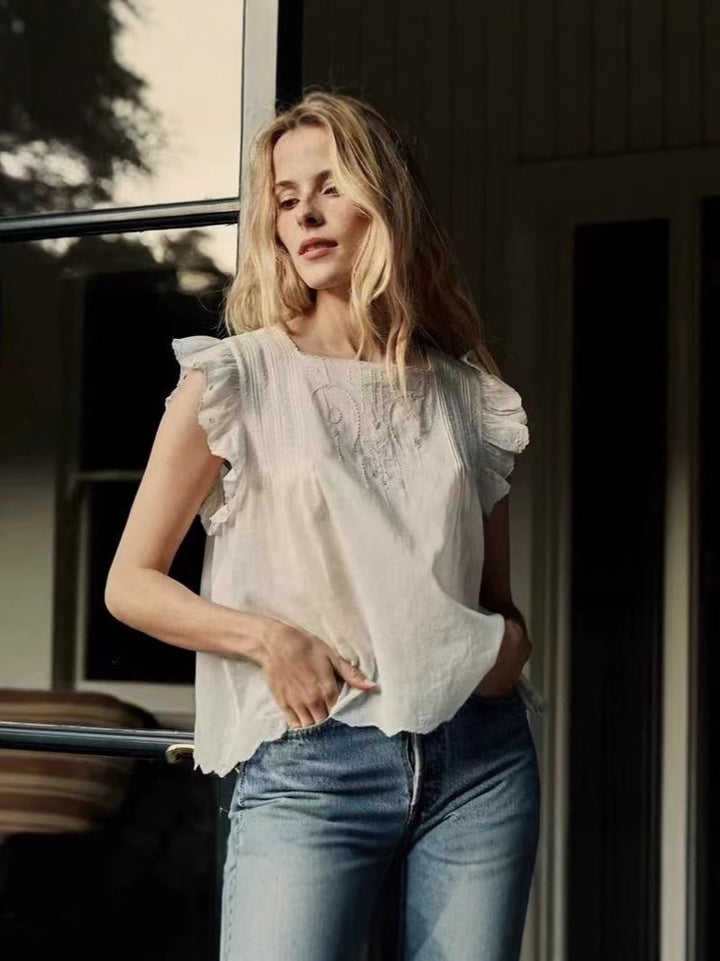 Damebluse med flæsedetaljer og elegant broderedesign Stilla