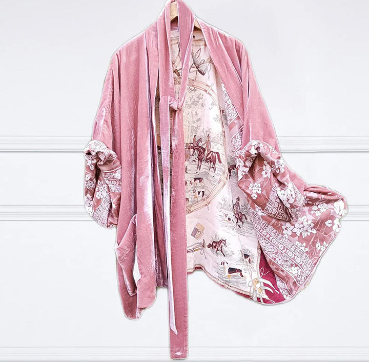 Kvinders luksuriøse kimono med blomstermotiv og silkefoer Skovae