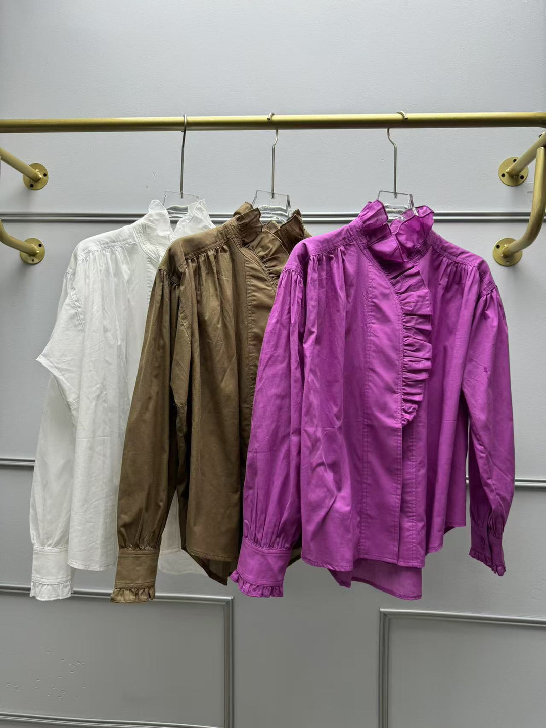 Damebluse med elegante flæsedetaljer og højhalset krave Stilla