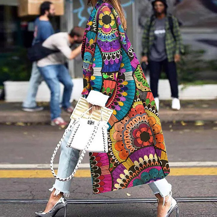 Kvinders trendy kimono med farverigt mandala-mønster