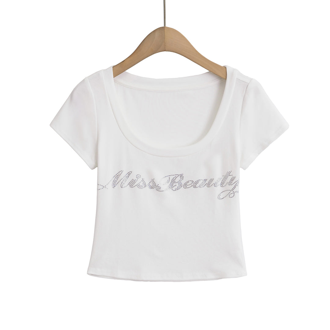 Dame crop-top med elegant rund hals og glitrende skrift Stilla