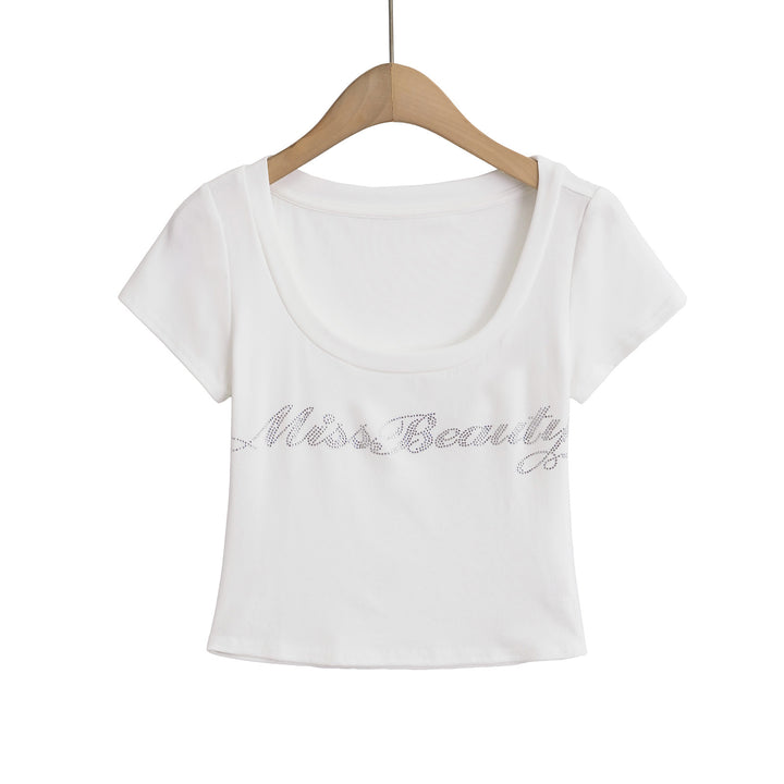 Dame crop-top med elegant rund hals og glitrende skrift Stilla