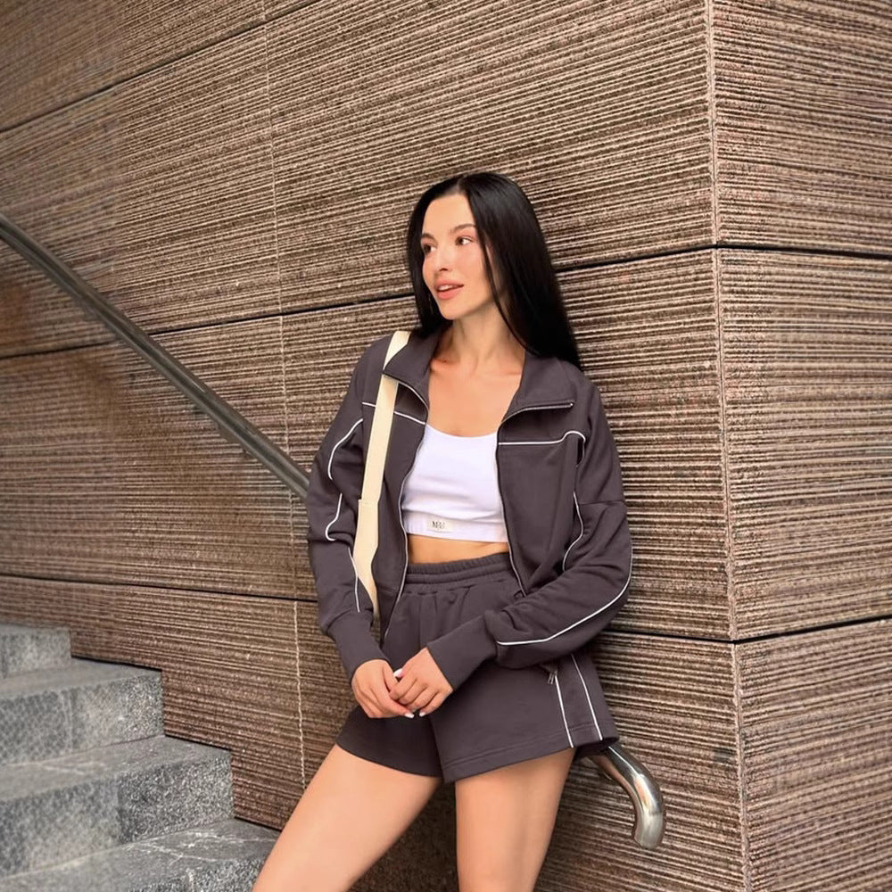 Kvinders sporty sæt lavet af blødt bomuldsstof med cropped top og shorts Skovae