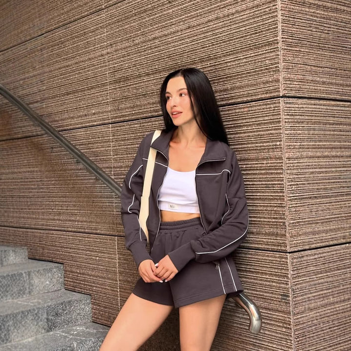 Kvinders sporty sæt lavet af blødt bomuldsstof med cropped top og shorts Skovae