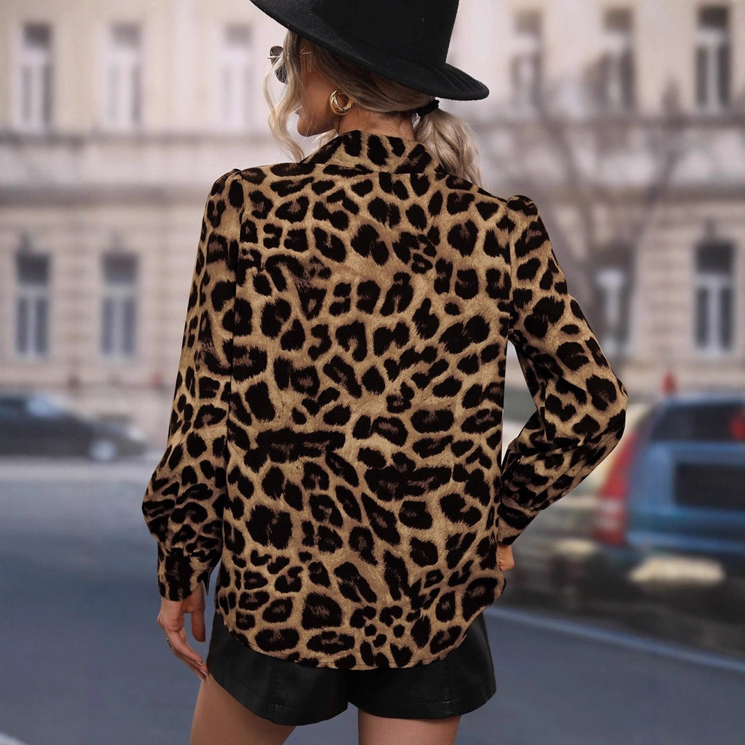 Dame Modebluse i leopardmønster med elegante puffærmer Skovae