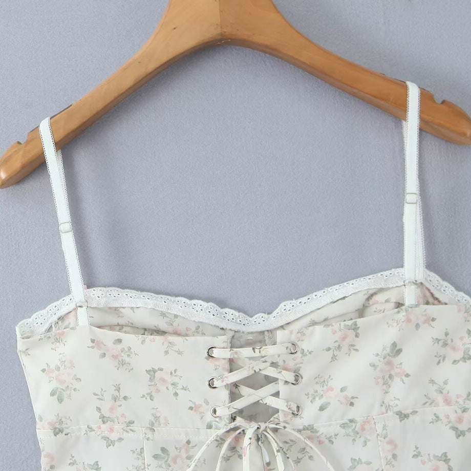 Dame let sommerkjole med blomstermønster og voluminøs flæsekant Skovae
