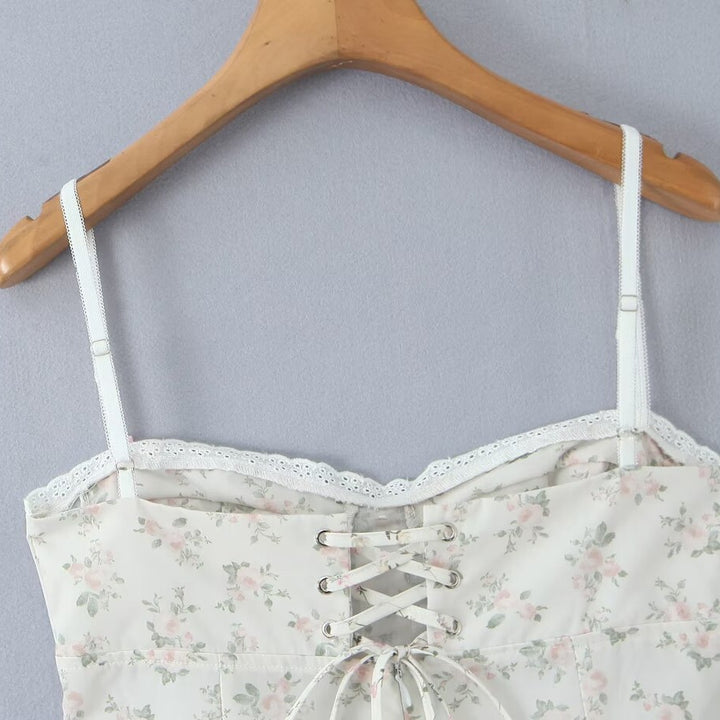 Dame let sommerkjole med blomstermønster og voluminøs flæsekant Skovae