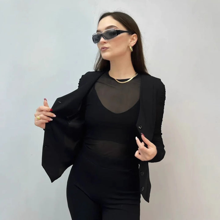 Damevest med elegant V-halsudskæring og dekorative knapper Stilla