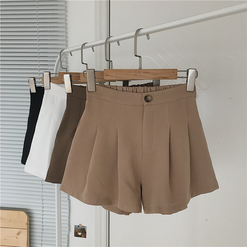 Kvinders elegante shorts med plisseringer og knapdetalje