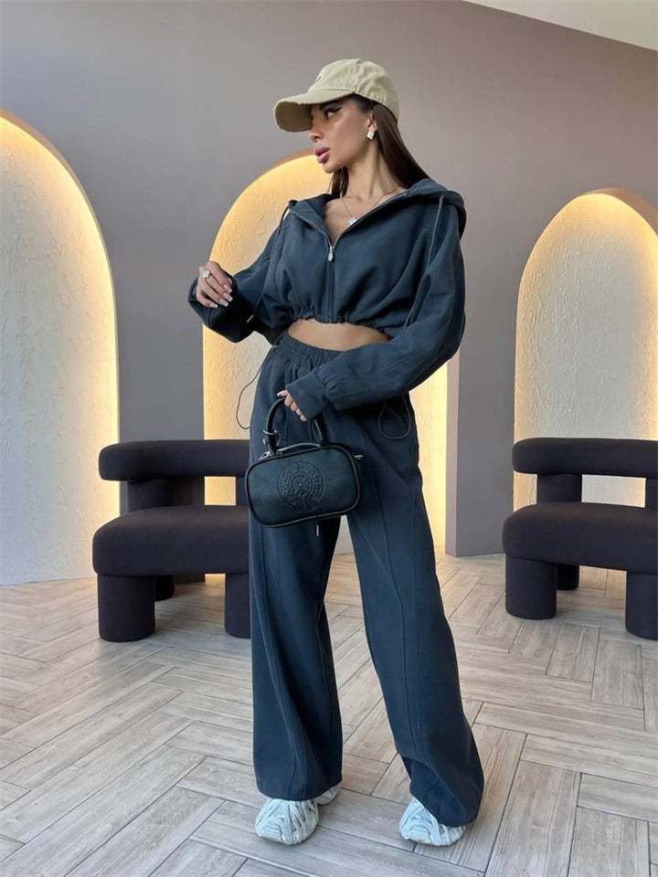 Dame Cropped Hoodie og brede Sweatpants Kombi Skovae