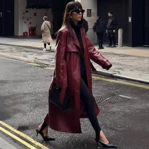 Kvindernes elegante trenchcoat i moderne look med faux læder og talje bælte Stilla