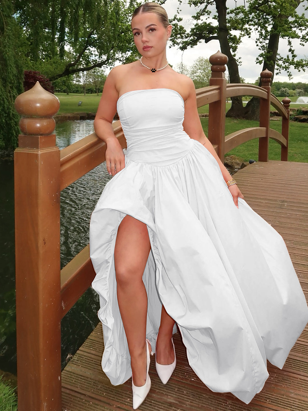 Dame Elegant bryllupskjole med strapless design og voluminøs nederdel Stilla