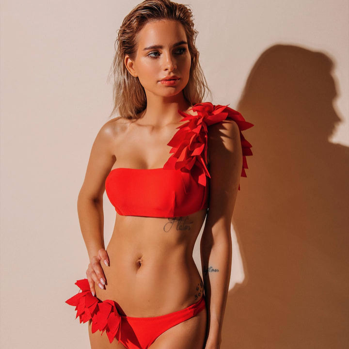 Dame bikini-sæt med asymmetrisk top og kreative blomsterapplikationer Stilla