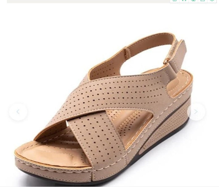 Dame Wedge-sandaletter med perforerede detaljer og justerbar rem Stilla