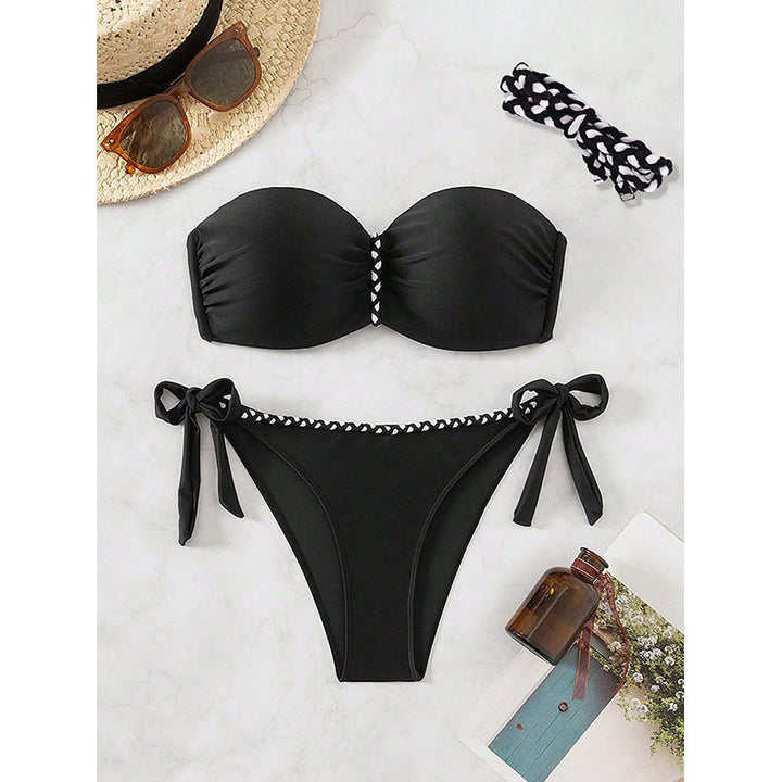 Dame Bandeau bikini sæt med raffinerede flæsedetaljer og justerbare bindebånd Skovae