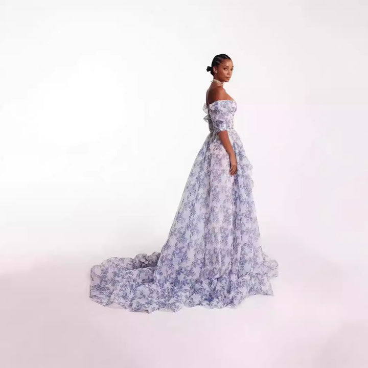 Dame bryllupskjole med off-shoulder design og voluminøse puffærmer. Stilla