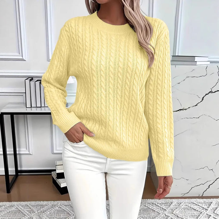 Kvinders strikket sweater med elegant kabeldesign Stilla