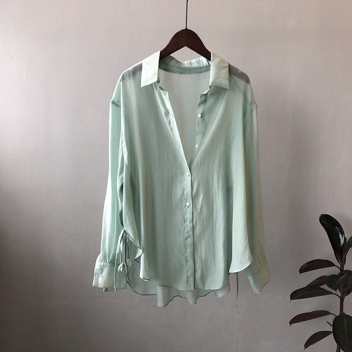 Dame løs bluse lavet af silkeblød materiale med elegante knapdetaljer og justerbare ærmer Stilla