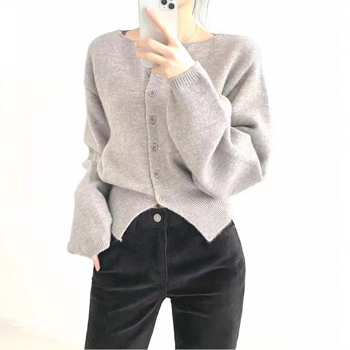 Kvinders crop sweater med knapdetalje og oversized ærmer Stilla