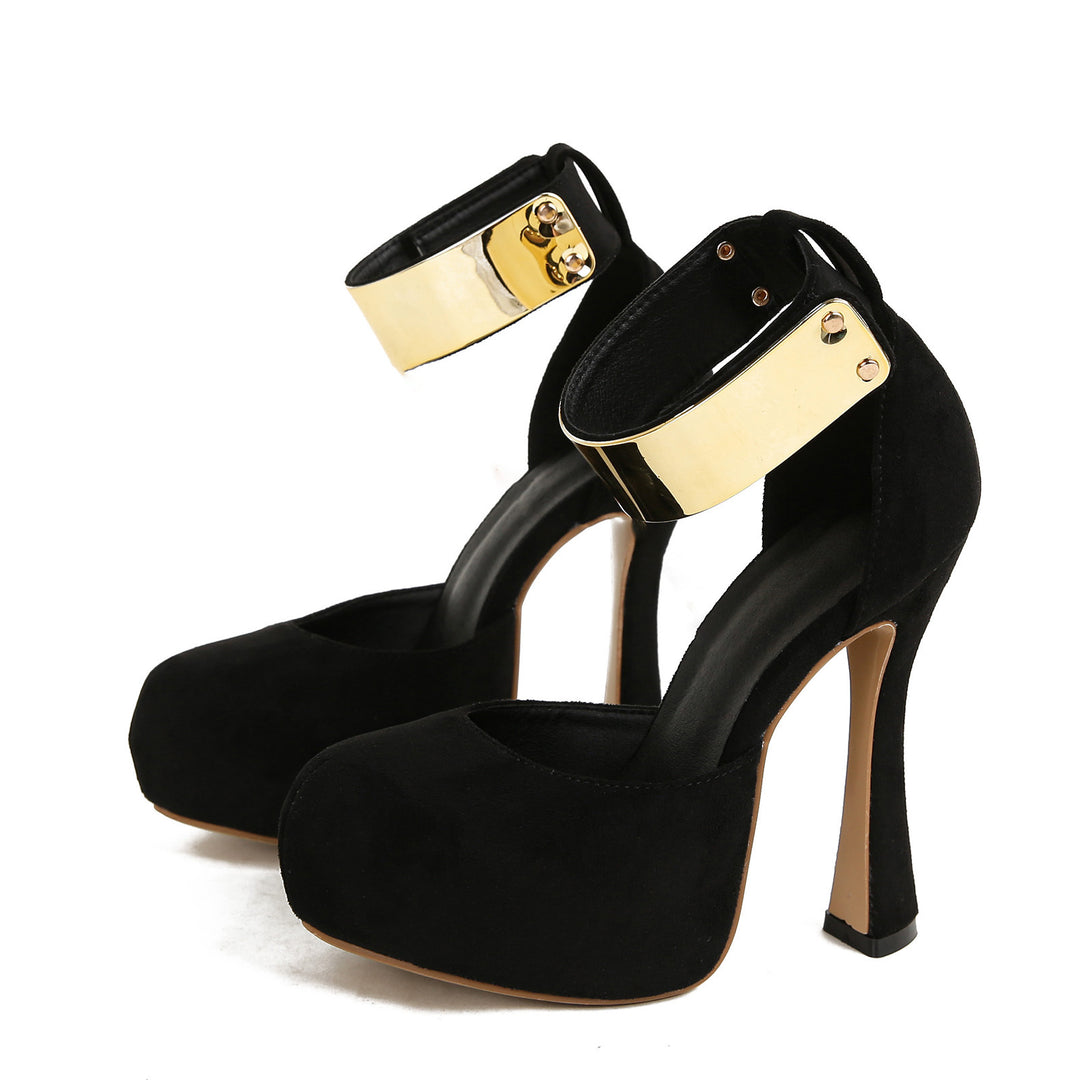 Dame Plateau-pumps med glinsende metalrem og elegant design Stilla