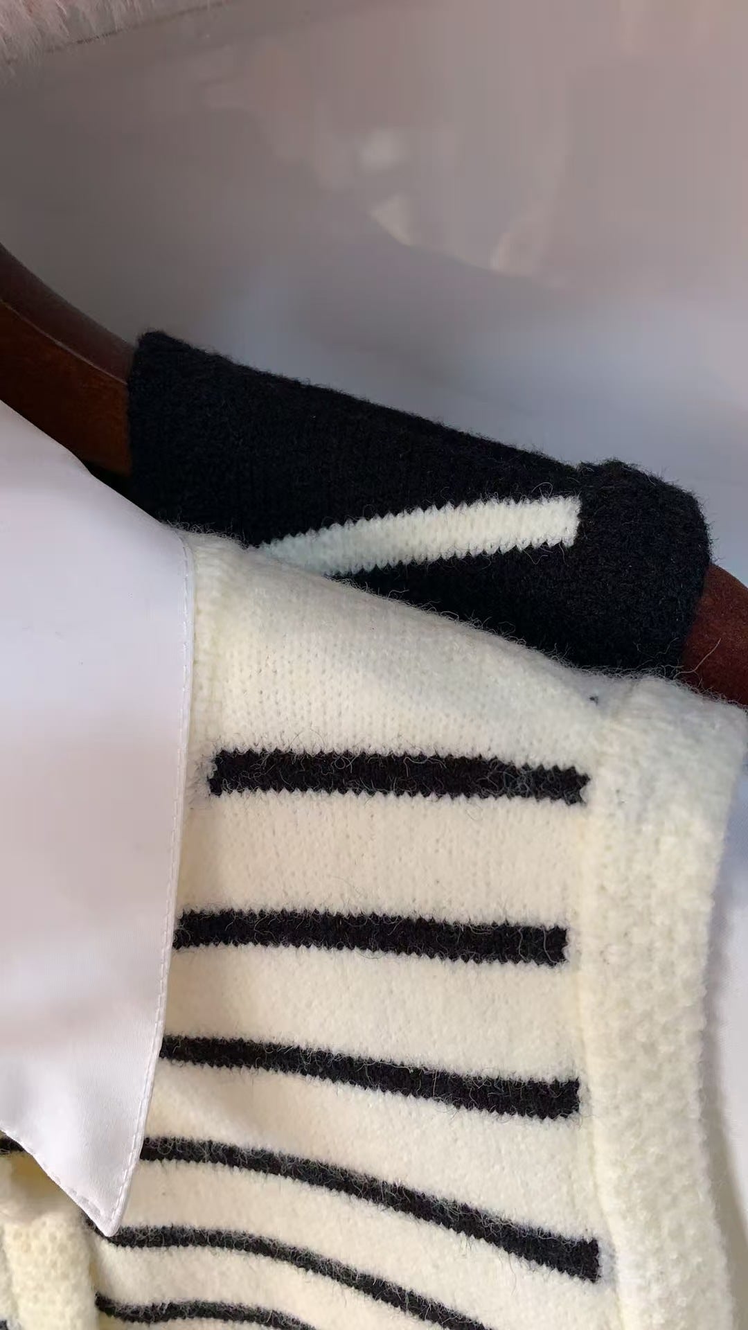 Dame strikveste med elegante knapdetaljer og klassiske striber Stilla