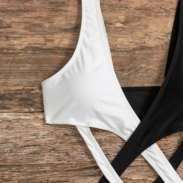 Dame Cut-Out Enepieces Badedragt med asymmetrisk design og fashionable stropper Skovae