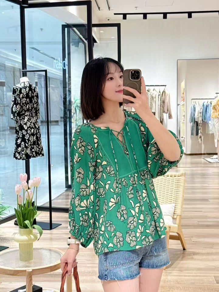 Damebluse med blomstermønster og bindedetalje Stilla