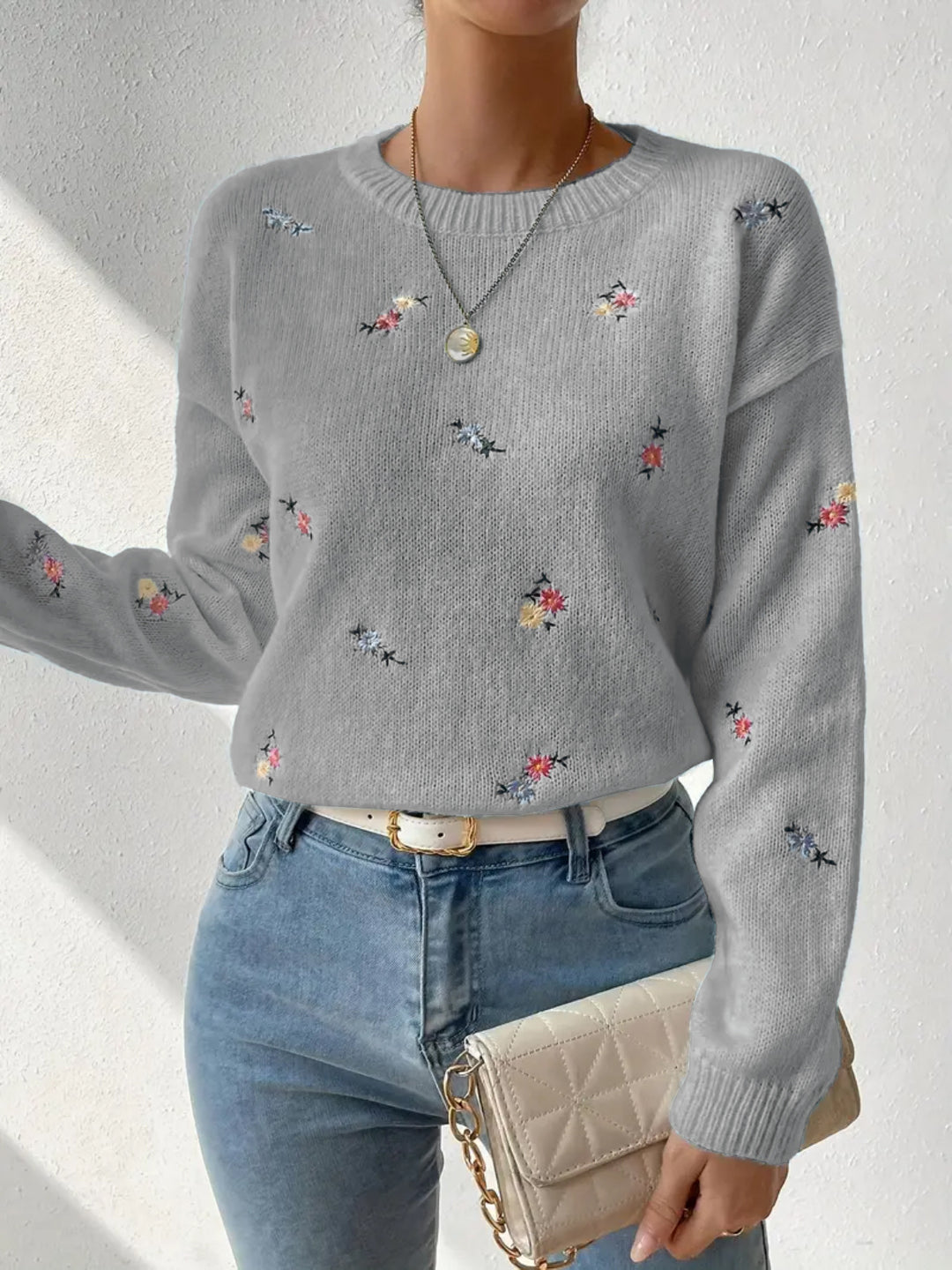 Damens festlige sweater med blomsterbroderi og afslappet snit Stilla