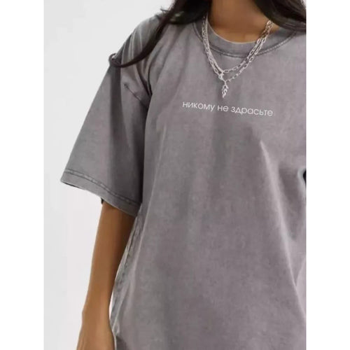 Dame T-shirt med moderne minimalistisk skrift og afslappet oversized snit Stilla