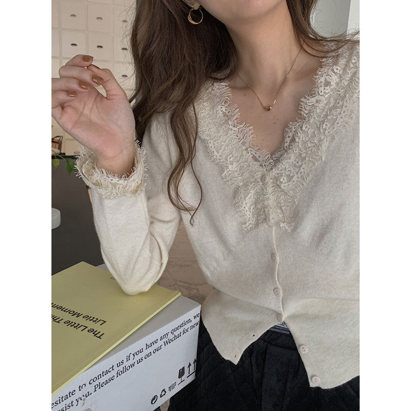 Dame fin cardigan med delikat spidskant og knaplukning Stilla