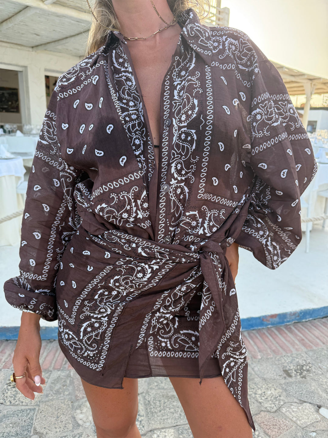 Kvindernes kimonojakke med elegant bandana-look og justerbart design
