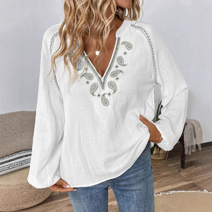 Damebluse med legende paisleymønster og elegante broderier Stilla