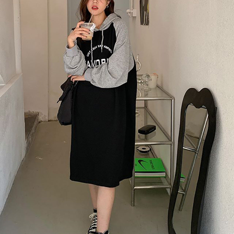 Kvinders hættetrøje kjole i afslappet oversized stil med grafisk print og sidelommer