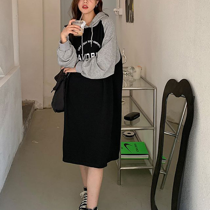 Kvinders hættetrøje kjole i afslappet oversized stil med grafisk print og sidelommer