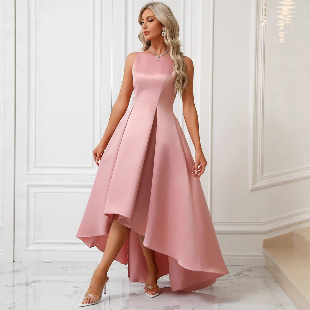 Kvinders elegante aftenkjole med asymmetrisk snit og raffinerede plisseringer