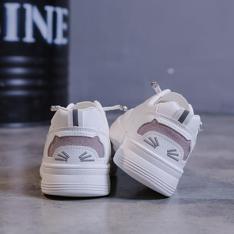 Dame sneakers med moderigtig plateau sål og sportsligt design Stilla