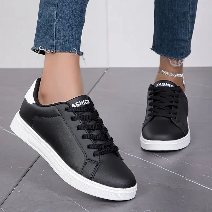 Dame nan minimalistiske sneakers i vegansk læderlook med polstret komfortsål Skovae