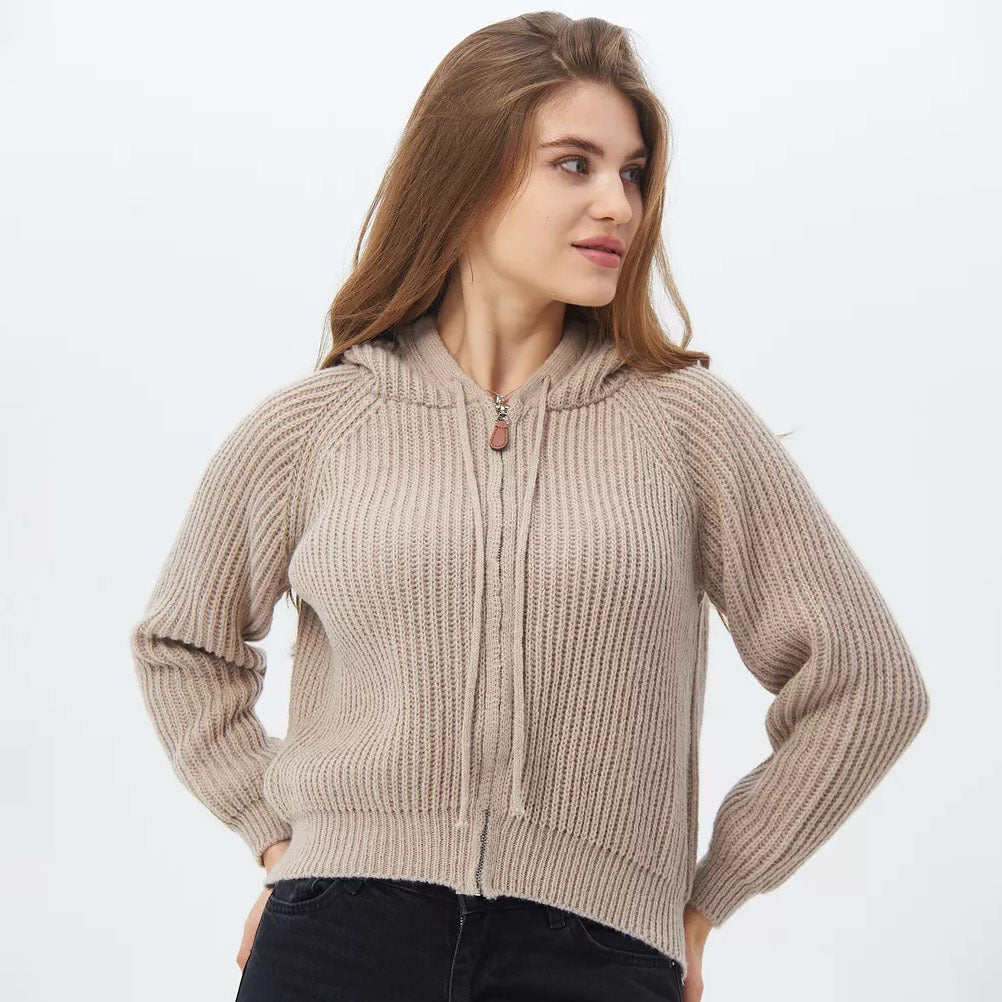 Women's Cropped Hoodie lavet af blødt ribbede strikmateriale med praktiske snore Stilla